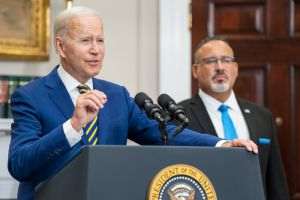 Biden îl acuză pe Trump că a „distrus democraţia”